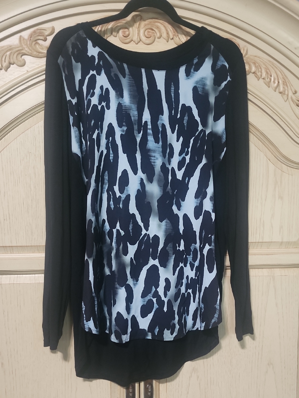 Apt. 9 Black and Light Blue Long Sleeve Tee with Animal Print Front L